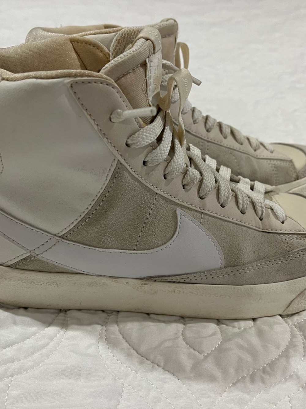 Nike 5Y kids Mid-Top Sneakers in Off-White and Light Beige
